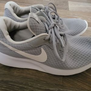Size 9 womens nike tennis shoes